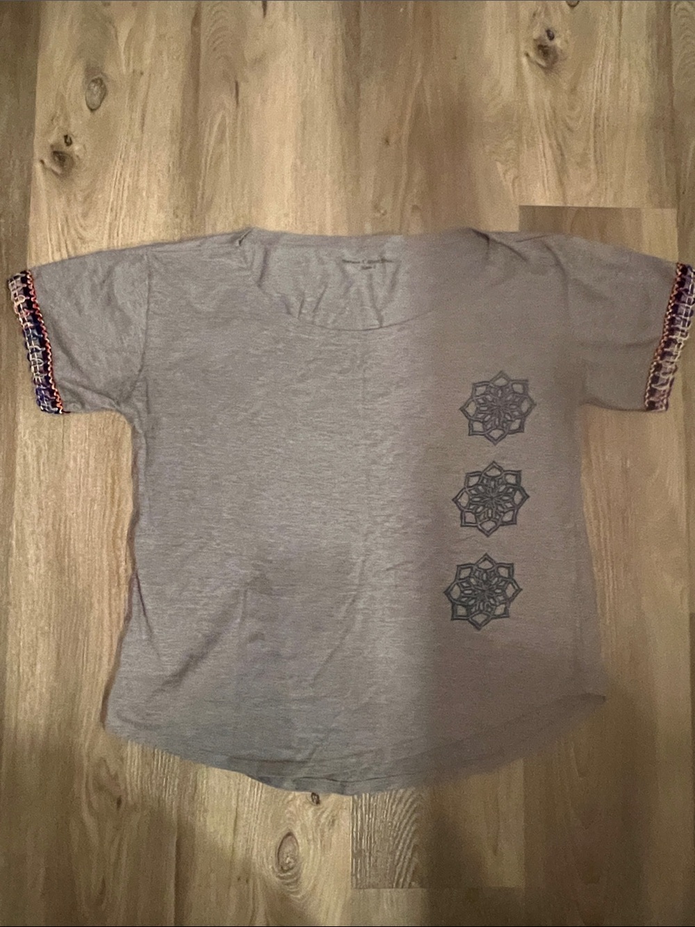 Unique Gray Graphic Tee with Decorative Sleeve Trim
